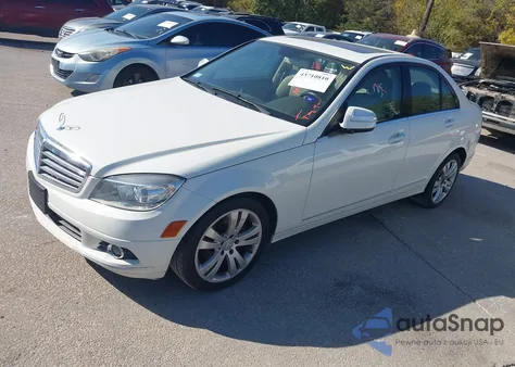 2009 Mercedes-Benz C 300 Luxury z USA, uszkodzony, nr VIN WDDGF54X29F217051